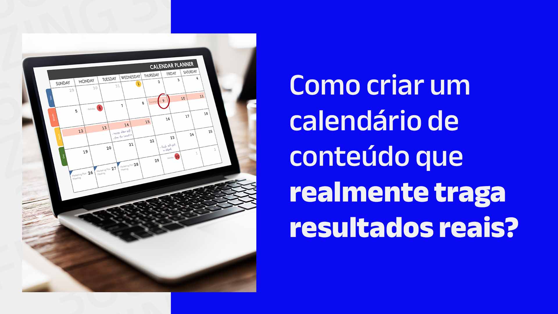 Laptop com calendário editorial de postagens na tela em cima de uma mesa, com o seguinte texto ao lado: Como criar um calendário de conteúdo que realmente traga resultados reais?