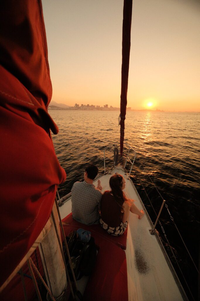 Casal em passeio de barco da DDRio, cliente da Fizzing 