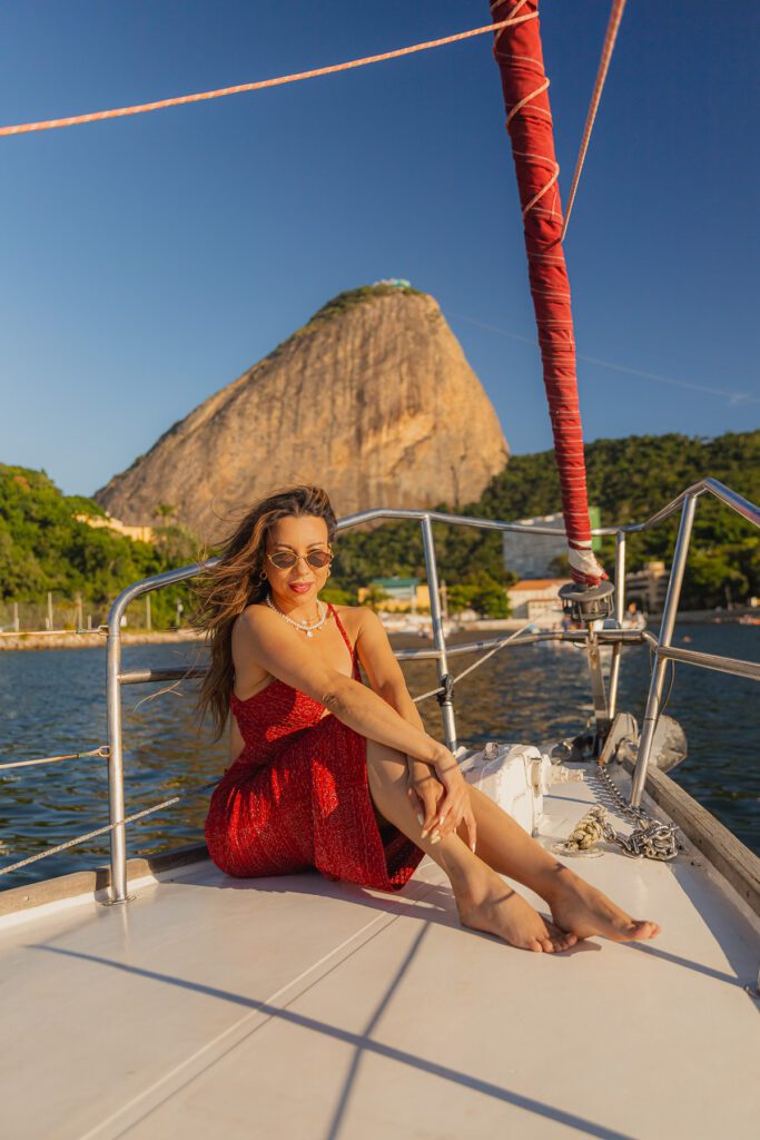 Mulher em barco da DDRio, cliente da Fizzing